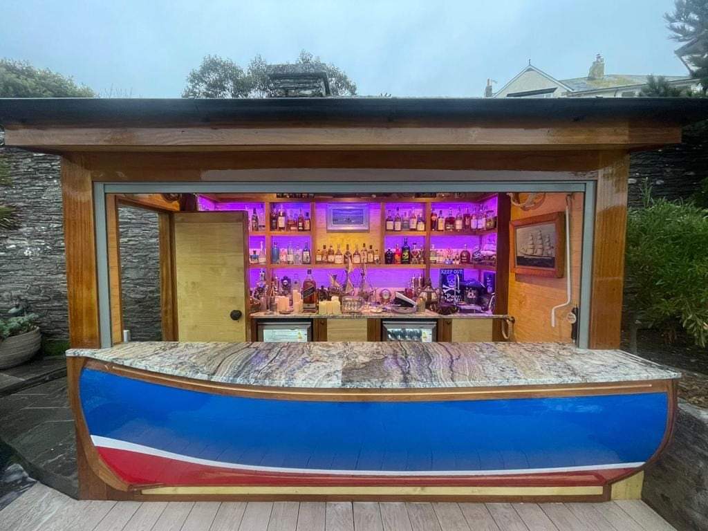 bespoke built bar cornwall with boat and drinks